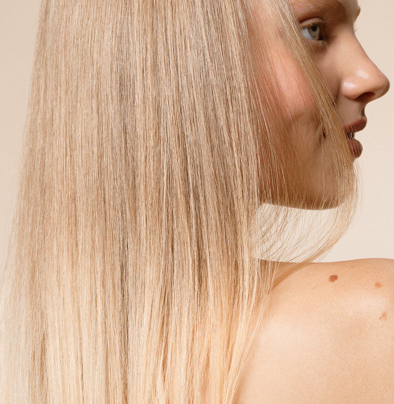 6-SLTR_PDP_Haircare-HairOil-Light_LifestyleB_0d240cf2-4448-4d59-9785-9432e52e3889_3000x.jpg
